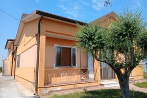 2 case, magazzino, piu' terreno