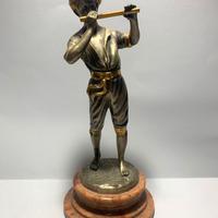 Scultura di ragazzo con flauto