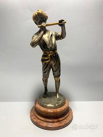 Scultura di ragazzo con flauto