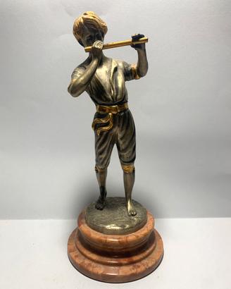 Scultura di ragazzo con flauto