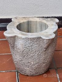Mortaio in marmo da giardino