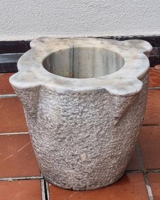 Mortaio in marmo da giardino