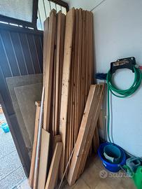 Assi e pali di legno