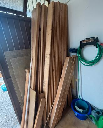 Assi e pali di legno