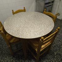 Tavolo da cucina con sedie in legno