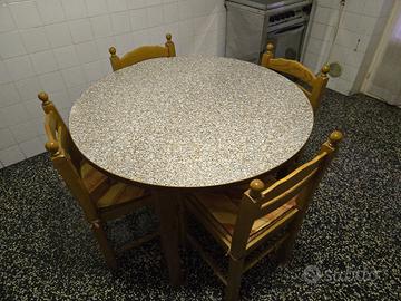 Tavolo da cucina con sedie in legno