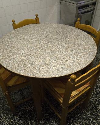 Tavolo da cucina con sedie in legno