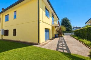 In Bifamiliare appartamento 1°p, garage e mag. pt