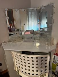 Consolle tavolo trucco luci e accessori