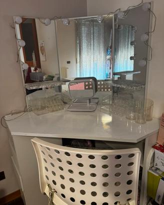 Consolle tavolo trucco luci e accessori