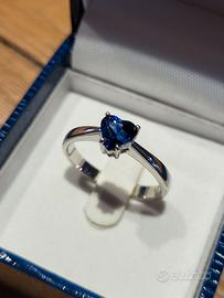 Anello con zaffiro