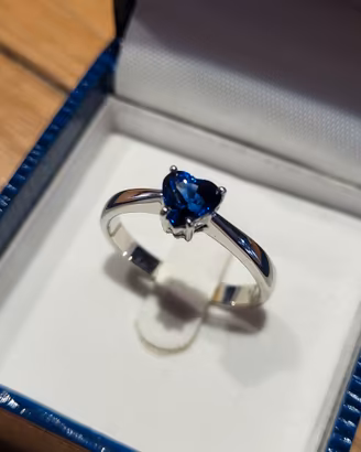 Anello con zaffiro