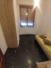 Camera spaziosa arredata , nuova ,