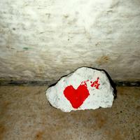 Sasso decorato a mano