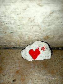 Sasso decorato a mano