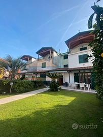 Villa in parco con piscina pressi Metro