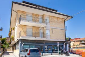 5 LOCALI A PORTO SAN GIORGIO