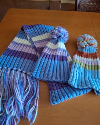 2 cappelli con pon pon + sciarpa