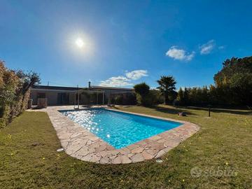 Villa con giardino e piscina