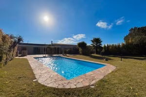 Villa con giardino e piscina