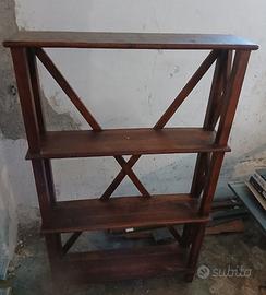 Piccolo scaffale di legno
