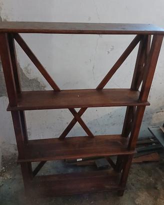 Piccolo scaffale di legno