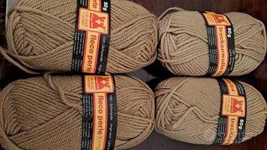 gomitoli di lana vergine