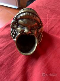 Piccolo posacenere in bronzo, volto con bocca aper