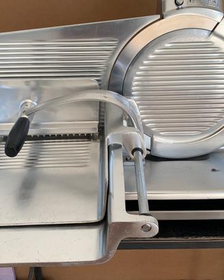 Affettatrice  alimentazione 220 volt