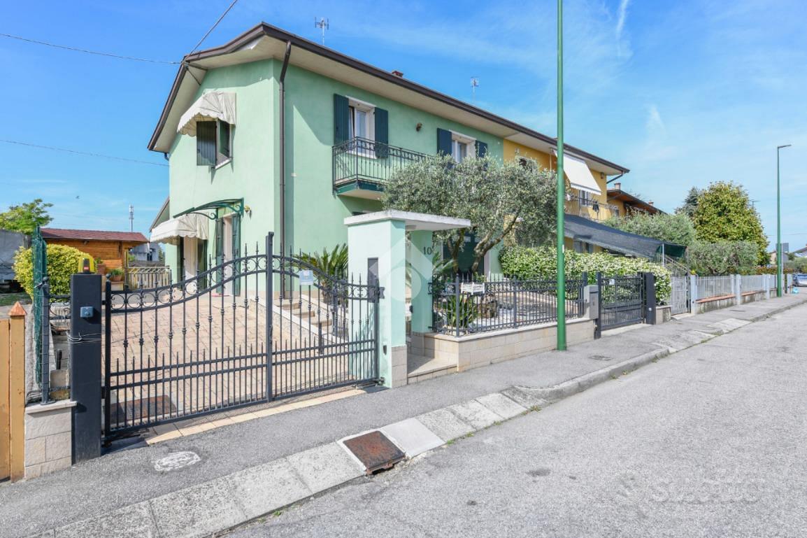 PORZIONE DI BIFAMILIARE A PESCHIERA DEL GARDA - Vista 2