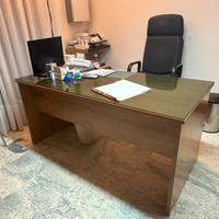 Scrivania uso ufficio legno con piano in cristallo