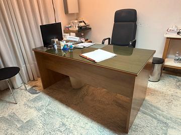 Scrivania uso ufficio legno con piano in cristallo