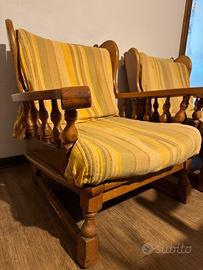 Coppia di poltrone vintage in legno massello