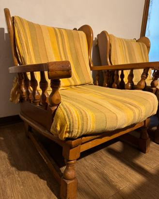 Coppia di poltrone vintage in legno massello