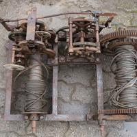 Antico meccanismo orologio da torre in ghisa