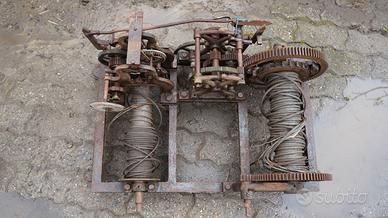 Antico meccanismo orologio da torre in ghisa