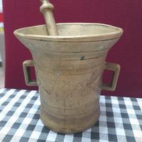 monete,  banconote e mortaio antico