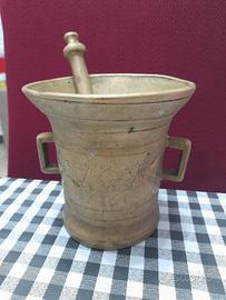 monete,  banconote e mortaio antico