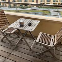 Tavolino e due sedie di legno da restaurare