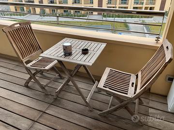 Tavolino e due sedie di legno da restaurare