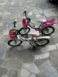 Coppia di biciclette da bambina
