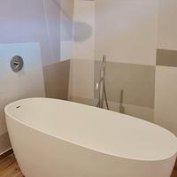vasca da bagno in resina con rubinetteria