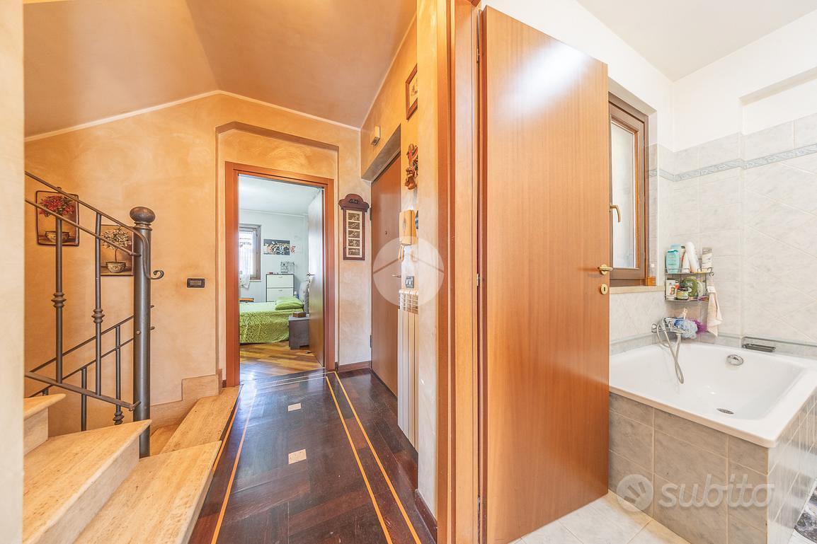 VILLA A SCHIERA A ROMA - Vista 3