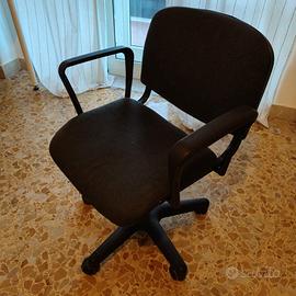 sedia girevole grigia