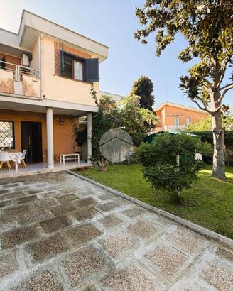 VILLA A SCHIERA A ANZIO