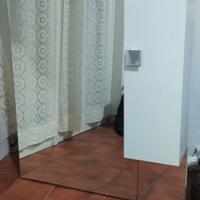 mobiletto bagno con armadietto, faretti e presa 