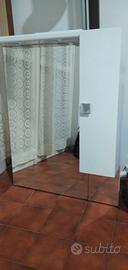 mobiletto bagno con armadietto, faretti e presa 