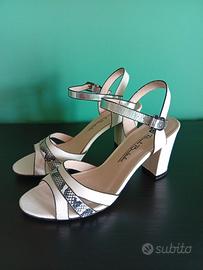 Sandali nuovi n. 39