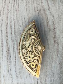 Spilla lavorata dorata 