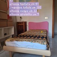 letto con testata fucsia